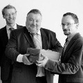 Viia.Präsident Thierry Le Guilloux (2. von rechts) übergibt Nicolas Schmidt vom Bundesamt für Verkehr (rechts) das Dossier Transhelvetica im Beisein von Arnold Berndt (Leiter Güterverkehr im BAV, links), Christoph Schiess (Wiss. Mitarbeiter BAV), Robert Lohr (Patron von Lohr Industrie), Arnaud Denizet (Directeur Autoroutes roulantes transalpines).  - Foto VIIA