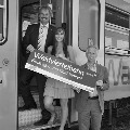 Verkehrslandesrat Karl Wilfing, die Waldviertlerin Stefanie Garschall und NÖVOG-Geschäftsführer Dr. Gerhard Stindl genossen die erste Fahrt des goldenen Triebfahrzeugs nach Groß Gerungs Credit: NÖVOG / Brandeis