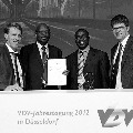 VDV-Hauptgeschäftsführer Oliver Wolff zeichnet Norbert Esser, KVB, (links), Albert Muganga und Moses Kiiza (Pioneer Easy Bus) für ihr Engagement in Kampala/Uganda aus. Bildquelle: VDV/ Foto: Michael Fahrig